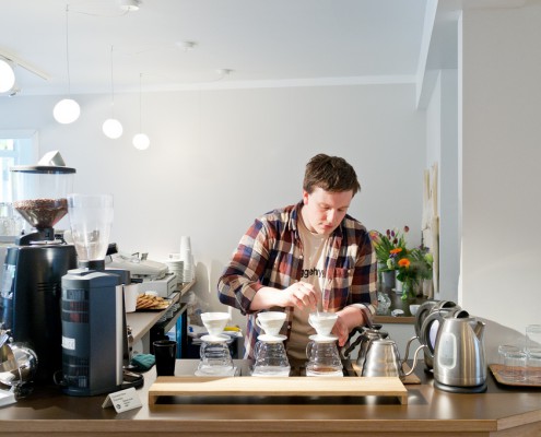 Blom kaffebar – barista brygger V60